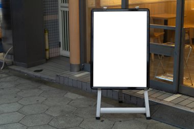 Büyük boş billboard bir sokak duvara afiş eklemek için oda