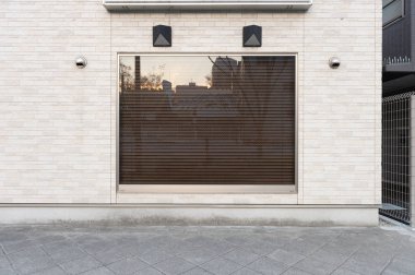 Büyük Pencere ve İsim Yeri olan Dükkan Dükkanı Önü