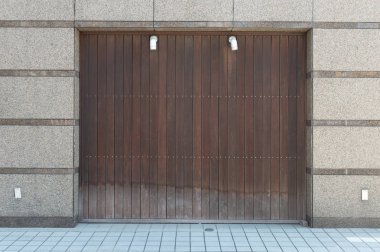 Büyük boş billboard bir sokak duvara afiş eklemek için oda