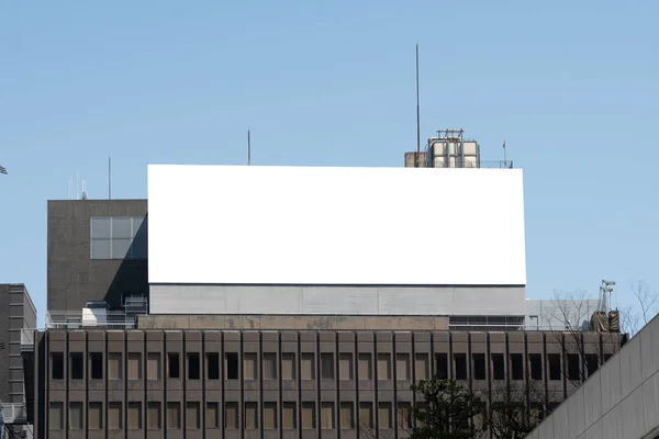 Große leere Plakatwand an einer Straßenwand, Banner mit Platz zum Hinzufügen — Stockfoto