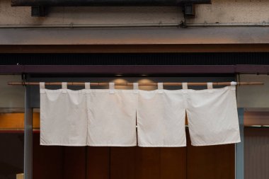 Geleneksel Japon restoranları ve dükkanlarının önünde asılı duran perde benzeri kumaş sadece bir tabela değil, aynı zamanda daha büyük bir anlam da taşıyor.,