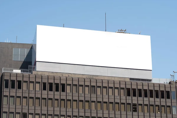 Макет Большого Рекламного Щита Две Страницы Зрения Верхнего Здания Отеля — стоковое фото