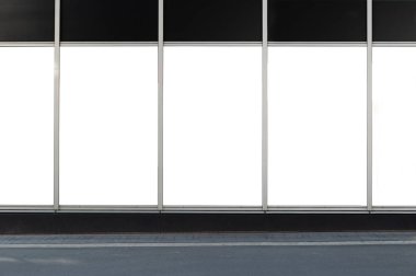 Büyük Pencere ve İsim Yeri olan Dükkan Dükkanı Önü