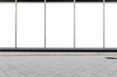 Büyük Pencere ve İsim Yeri olan Dükkan Dükkanı Önü