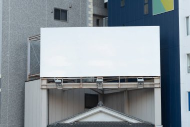 Sokak duvarında kocaman boş bir ilan panosu, kendi metnini ekleyebileceğin pankartlar.