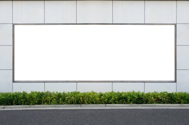 Büyük Pencere ve İsim Yeri olan Dükkan Dükkanı Önü