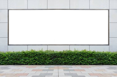 Büyük Pencere ve İsim Yeri olan Dükkan Dükkanı Önü