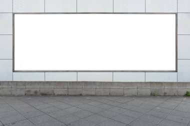 Büyük Pencere ve İsim Yeri olan Dükkan Dükkanı Önü