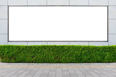 Büyük Pencere ve İsim Yeri olan Dükkan Dükkanı Önü