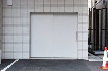 Sokak duvarı ve kapı kenarındaki kaldırım