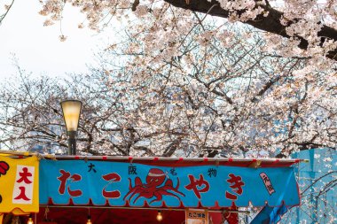 Osaka, Japonya - CRCA Nisan 2019: Japon sokak yemekleri Osaka Şatosu Kiraz Çiçekleri Festivali 'nde
