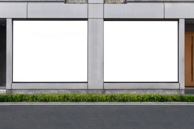 beyaz boş afiş ile beton binanın deadpan atış