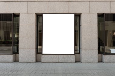 Büyük Pencere ve İsim Yeri olan Dükkan Dükkanı Önü