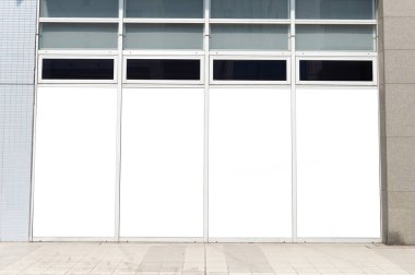 Büyük Pencere ve İsim Yeri olan Dükkan Dükkanı Önü