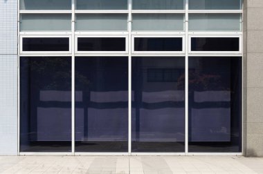 Büyük Pencere ve İsim Yeri olan Dükkan Dükkanı Önü