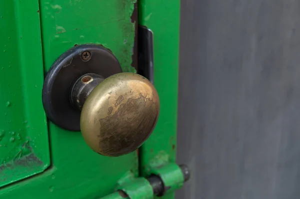 Dørhåndtak av metall nærmer seg, med skarpt lys – stockfoto