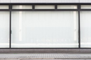 Büyük Pencere ve İsim Yeri olan Dükkan Dükkanı Önü