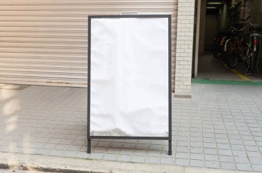Büyük boş billboard bir sokak duvara afiş eklemek için oda
