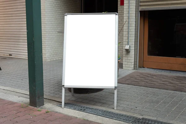 Cartelera grande en blanco en una pared de la calle, pancartas con espacio para agregar — Foto de Stock