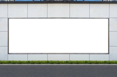 Büyük Pencere ve İsim Yeri olan Dükkan Dükkanı Önü