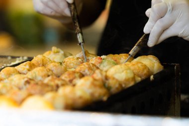 Takoyaki Japonya 'daki en ünlü bir Japon aperatiftir..