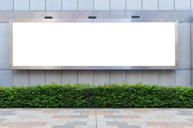 Sokak duvarında kocaman boş bir ilan panosu, kendi metnini ekleyebileceğin pankartlar.