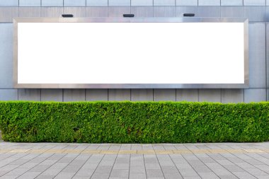 Sokak duvarında kocaman boş bir ilan panosu, kendi metnini ekleyebileceğin pankartlar.