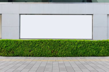 Büyük Pencere ve İsim Yeri olan Dükkan Dükkanı Önü