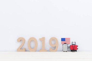 Ekipman seyahat aksesuarları beyaz arka planda yaz gezisi için 2019 yılına denk geliyor.