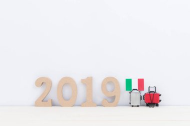 Ekipman seyahat aksesuarları beyaz arka planda yaz gezisi için 2019 yılına denk geliyor.