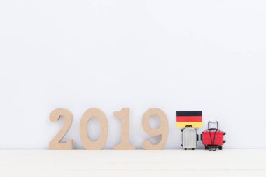 Ekipman seyahat aksesuarları beyaz arka planda yaz gezisi için 2019 yılına denk geliyor.