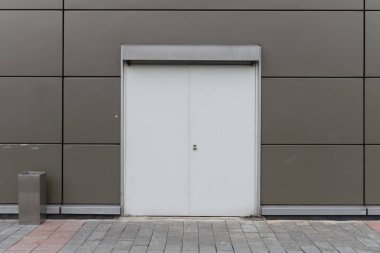 Sokak duvarı ve kapı kenarındaki kaldırım