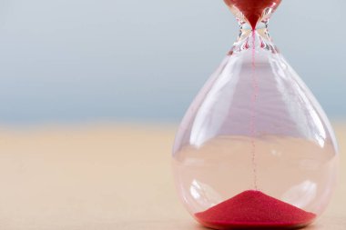 Masanın üzerinde kum akan kum saati. Zaman yönetimi