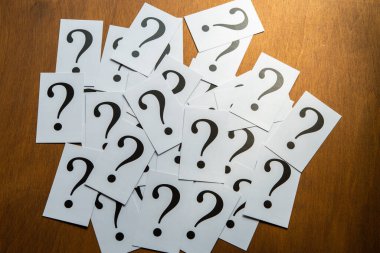 Soru işareti karmaşa, soru ya da çözüm için tablo kavramı üzerine yığın