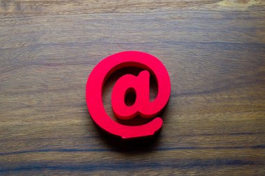 İnternet, kişi ve e-posta adresi için ahşap arkaplan kavramı üzerine e- posta sembolü