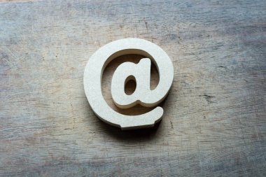 İnternet, kişi ve e-posta adresi için ahşap arkaplan kavramı üzerine e- posta sembolü