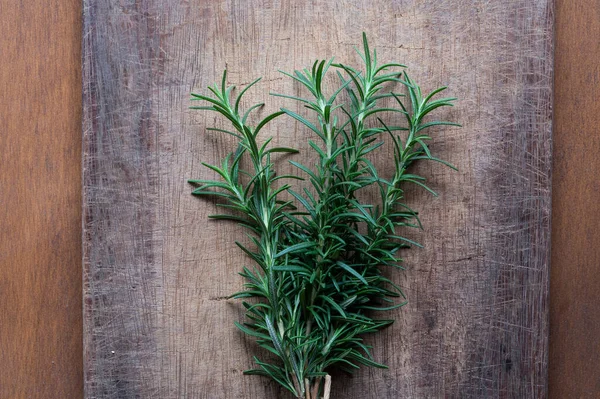 Plante Romarin Sur Table Rustique Bois Haut Herbes Biologiques Fraîches — Photo