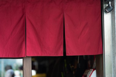 Geleneksel Japon restoranları ve dükkanlarının önünde asılı duran perde benzeri kumaş sadece bir tabela değil, aynı zamanda daha büyük bir anlam da taşıyor.,