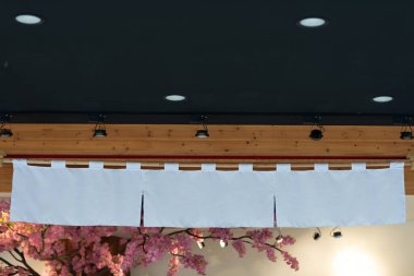 Geleneksel Japon restoranları ve dükkanlarının önünde asılı duran perde benzeri kumaş sadece bir tabela değil, aynı zamanda daha büyük bir anlam da taşıyor.,