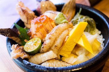 saşimi çiğ balık deniz ürünleri pirinç kasesi - pirinç, donburi ve Japon yemeği üzerine saşimi