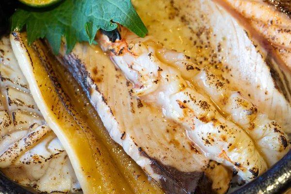 生鱼片海鲜饭碗 饭碗上的生鱼片 日本菜 — 图库照片