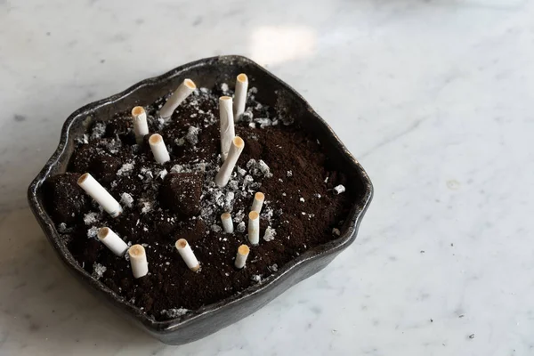 Sigara Izmaritleri Kül Tablasında — Stok fotoğraf