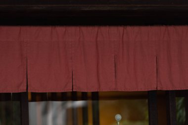 Geleneksel Japon restoranları ve dükkanlarının önünde asılı duran perde benzeri kumaş sadece bir tabela değil, aynı zamanda daha büyük bir anlam da taşıyor.,
