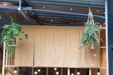 Geleneksel Japon restoranları ve dükkanlarının önünde asılı duran perde benzeri kumaş sadece bir tabela değil, aynı zamanda daha büyük bir anlam da taşıyor.,