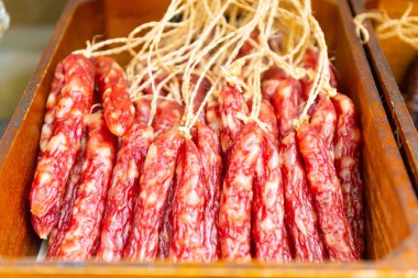 Çin pazarına istiflenmiş domuz sosisi.