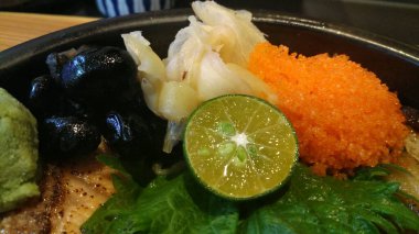 saşimi çiğ balık deniz ürünleri pirinç kasesi - pirinç, donburi ve Japon yemeği üzerine saşimi