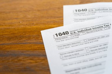 Koyu Kırmızı Arkaplanda 1040 Vergi İade Formu