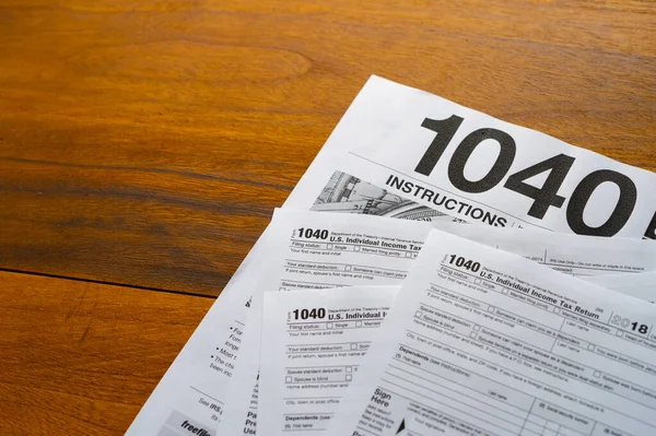 Formulario Declaración Impuestos 1040 Sobre Fondo Rojo Oscuro — Foto de Stock