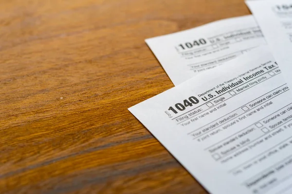 Formulario Declaración Impuestos 1040 Sobre Fondo Rojo Oscuro — Foto de Stock