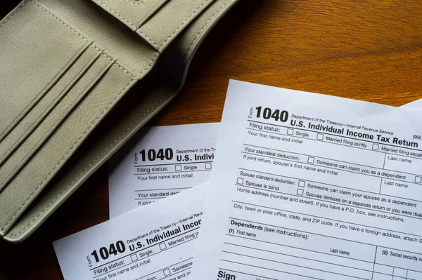 Día Impuestos Formulario Impuestos 1040 Cartera Vacía Está Una Mesa — Foto de Stock